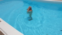 Der Pool hat eine Wassertiefe von 1,50m.